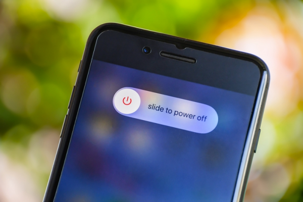 Có thể lợi dụng chế độ tiết kiệm pin chạy mã độc trên iPhone đã tắt nguồn